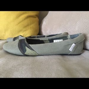 KEEN Cortana flats in Olive & Camo 8.5